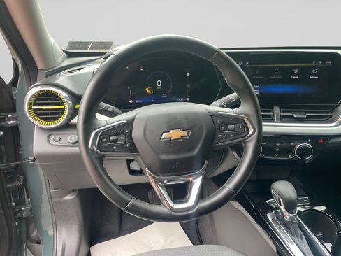 Used 2025 Chevrolet Trax LT w/ LT Convenience Package FWD image 25