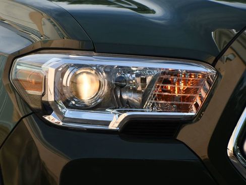 Used 2021 Toyota Tacoma SR5 w/ Trail Edition image 6