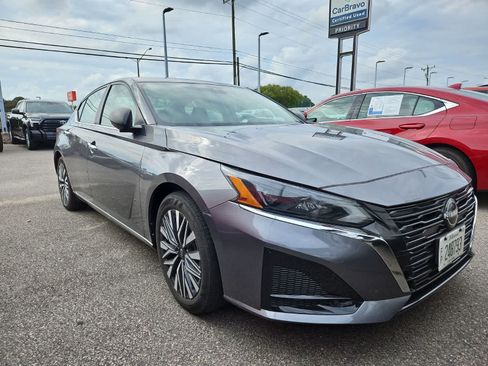Used 2024 Nissan Altima 2.5 SV FWD image 2
