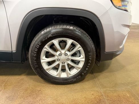 Used 2019 Jeep Cherokee Latitude w/ Comfort & Convenience Group AWD/4WD image 86