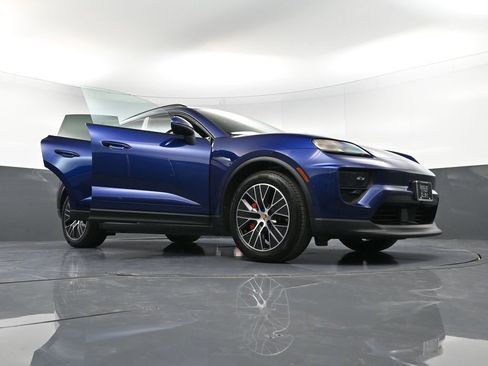 Certified 2025 Porsche Macan 4S Electric image 39