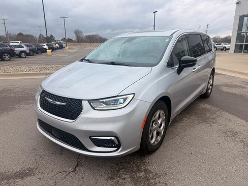 Used 2024 Chrysler Pacifica Limited FWD image 7