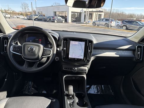 Used 2025 Volvo XC40 B5 Core image 29