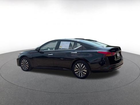 Used 2025 Nissan Altima 2.5 SV FWD image 10