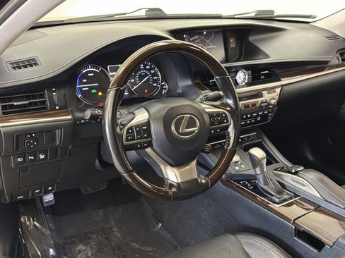 Used 2017 Lexus ES 300h w/ Luxury Package FWD image 17