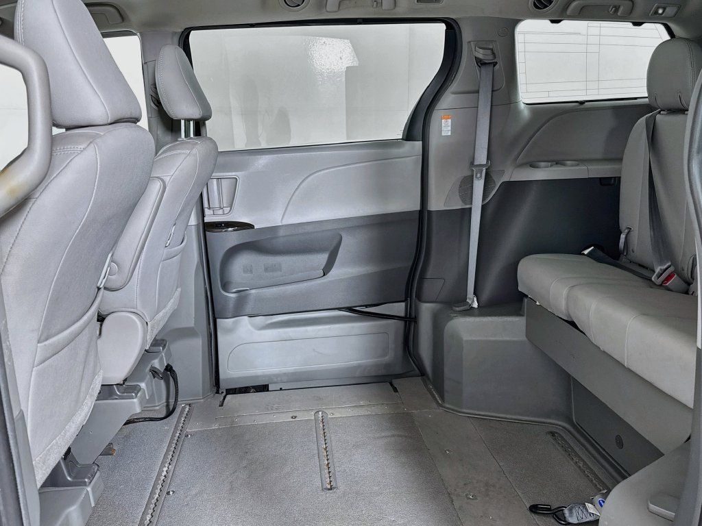 Used 2018 Toyota Sienna Limited FWD image 11