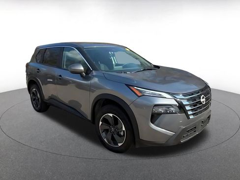 Used 2025 Nissan Rogue SV image 3