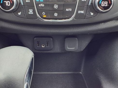 Used 2021 Chevrolet Traverse LT image 14