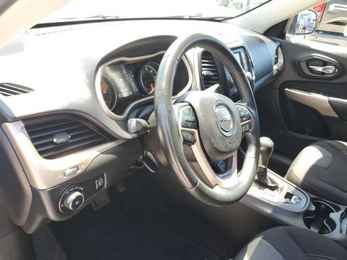 Used 2018 Jeep Cherokee Latitude w/ Altitude Package FWD image 17