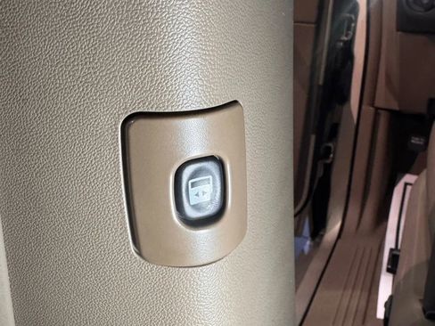 Used 2014 Chrysler Town & Country Touring-L w/ Driver Convenience Group image 22