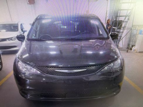 Used 2023 Chrysler Voyager LX FWD image 6