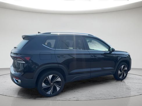 Used 2025 Volkswagen Taos SE AWD/4WD image 6
