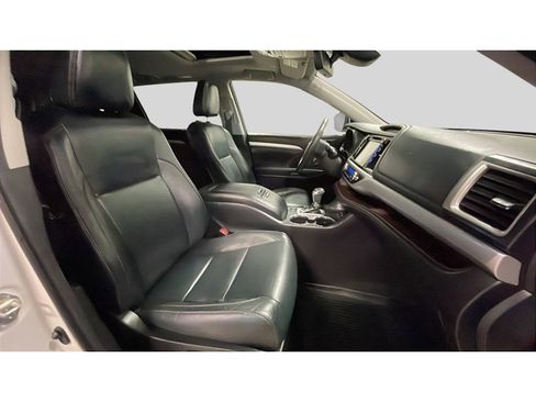 Used 2018 Toyota Highlander XLE AWD/4WD image 19