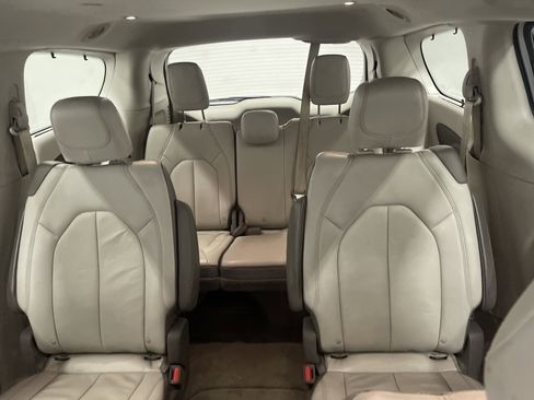 Used 2017 Chrysler Pacifica Touring-L image 11