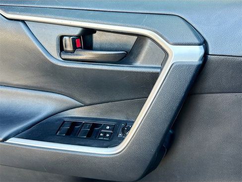 Used 2020 Toyota RAV4 LE image 18