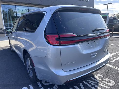 Used 2024 Chrysler Pacifica Limited FWD image 3