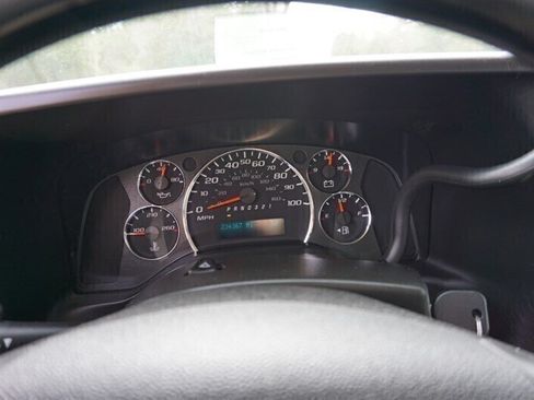 Used 2010 Chevrolet Express 1500 RWD image 25