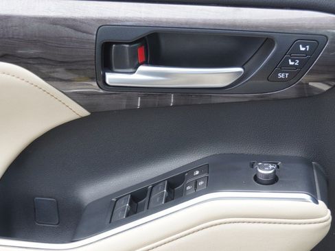 Used 2024 Toyota Highlander Platinum FWD image 22