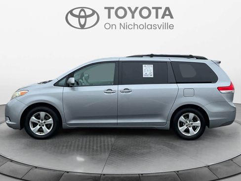 Used 2011 Toyota Sienna LE image 2