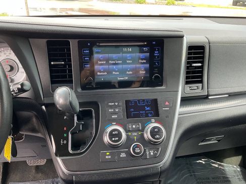 Used 2015 Toyota Sienna SE FWD image 22