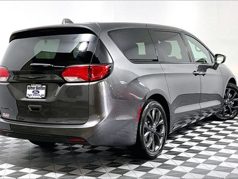 Used 2020 Chrysler Pacifica Touring w/ S Appearance Package FWD image 12