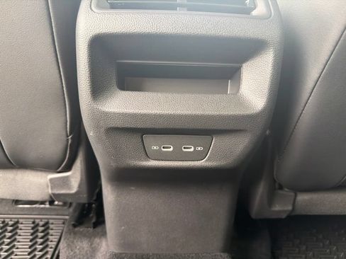 Used 2025 Volkswagen Tiguan SE AWD/4WD image 19