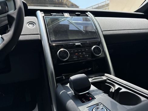 Used 2025 Land Rover Discovery S image 9