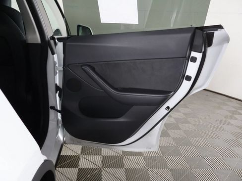 Used 2022 Tesla Model Y Long Range AWD/4WD image 29