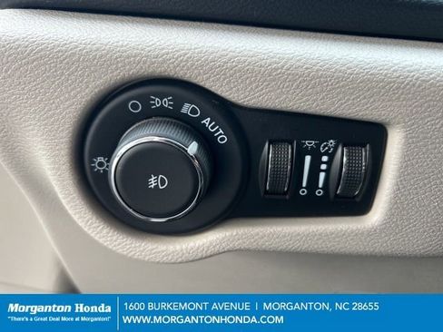 Used 2024 Chrysler Pacifica Touring-L FWD image 17