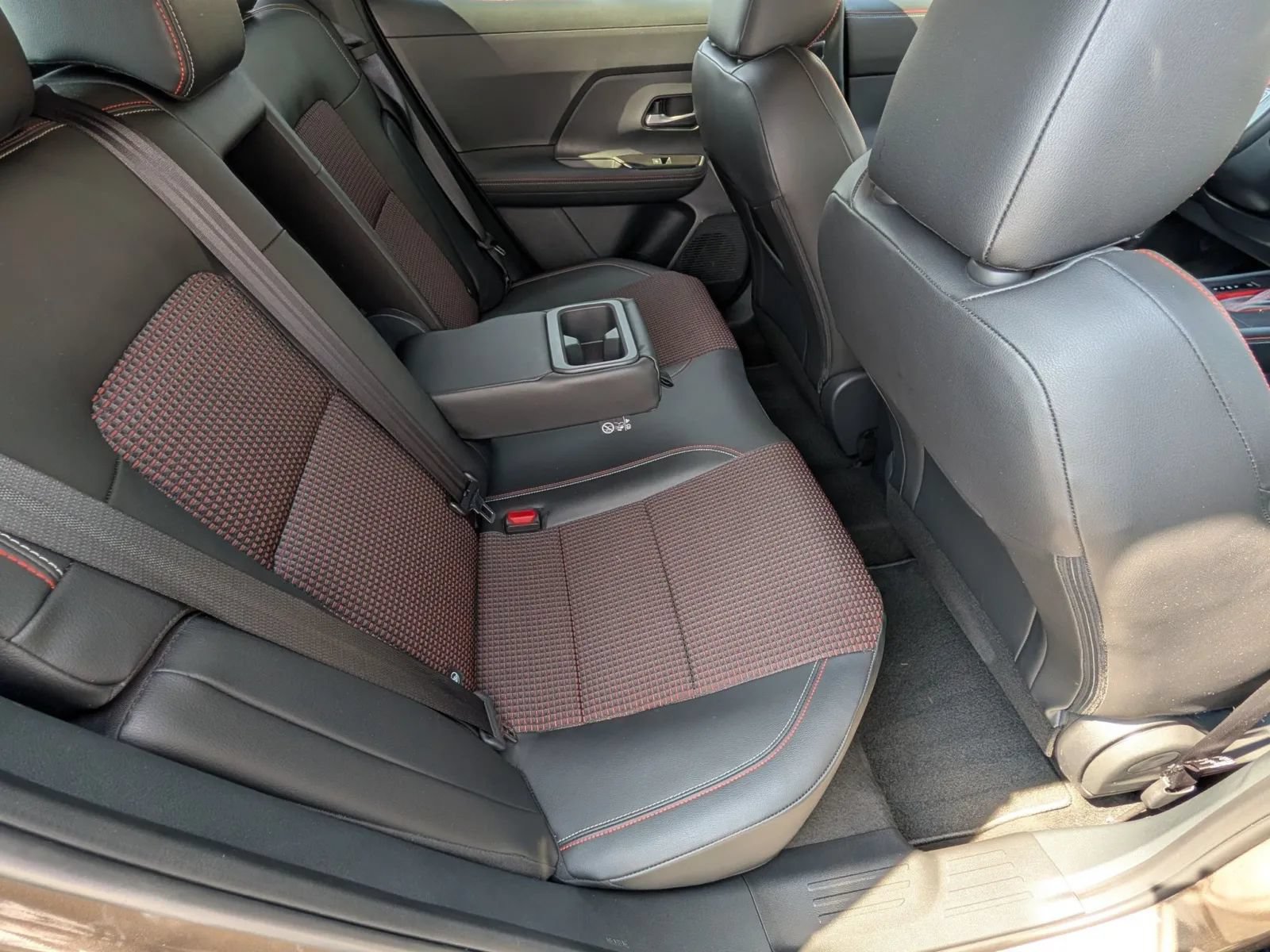 Certified 2025 Nissan Kicks SR FWD image 14