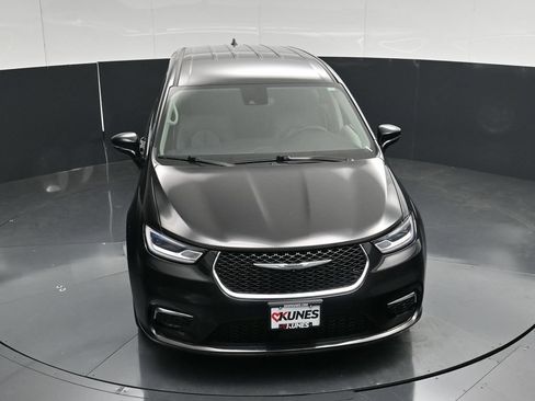 Used 2024 Chrysler Pacifica Touring-L FWD image 43