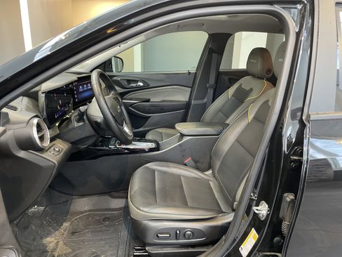 Used 2025 Chevrolet Trax ACTIV w/ Sunroof Package FWD image 17