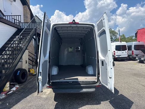 Used 2021 Mercedes-Benz Sprinter 2500 image 23