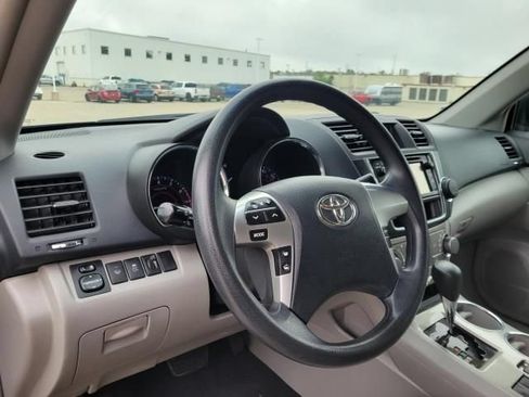 Used 2013 Toyota Highlander FWD w/ Cold Weather Pkg image 19
