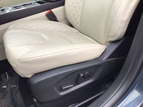 Used 2024 Ford Edge Titanium image 18