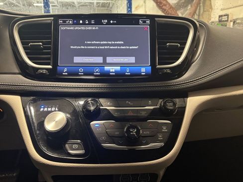 Used 2023 Chrysler Pacifica Touring-L image 17