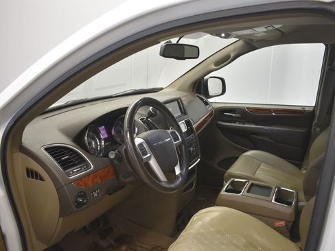Used 2015 Chrysler Town & Country Touring w/ Driver Convenience Group image 27
