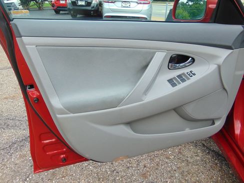 Used 2010 Toyota Camry LE FWD image 24
