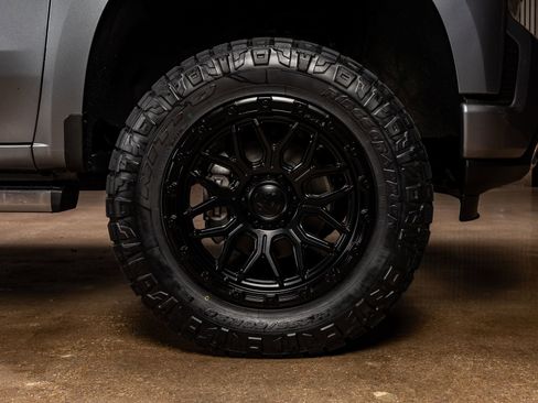 Used 2021 Chevrolet Silverado 1500 High Country w/ Technology Package image 12