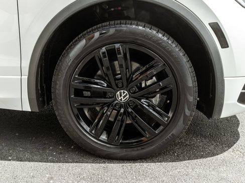 Used 2022 Volkswagen Tiguan SE R-Line AWD/4WD image 5