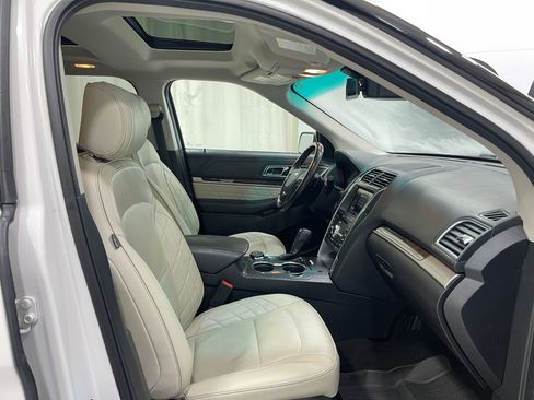Used 2016 Ford Explorer Platinum image 33