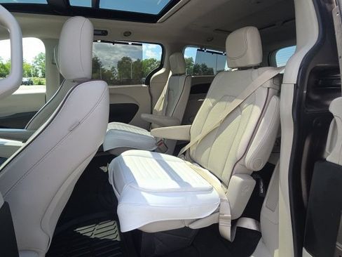 Used 2018 Chrysler Pacifica Limited w/ Advanced Safetytec Group FWD image 13