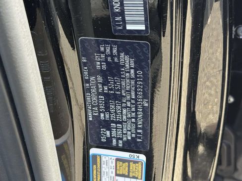 Used 2024 Kia Carnival LX FWD image 22