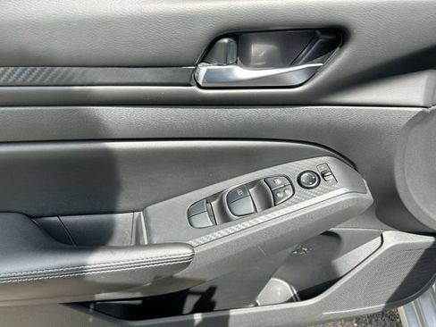 Used 2024 Nissan Altima 2.5 SV FWD image 21