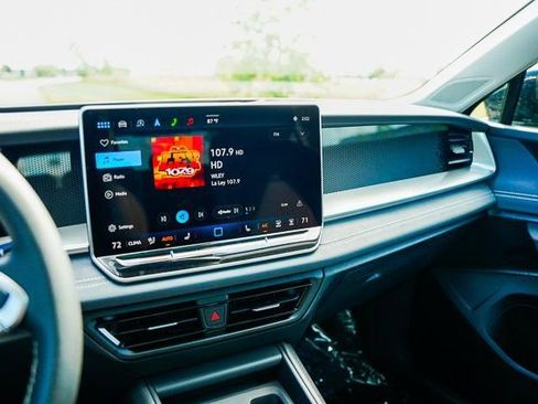 Used 2025 Volkswagen Tiguan SE w/ Panoramic Sunroof Package image 14