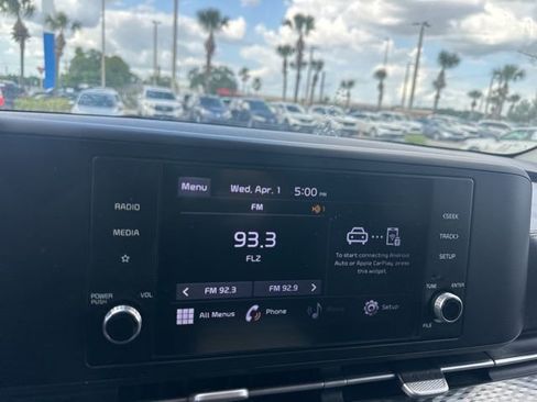 Used 2022 Kia Carnival LX image 17