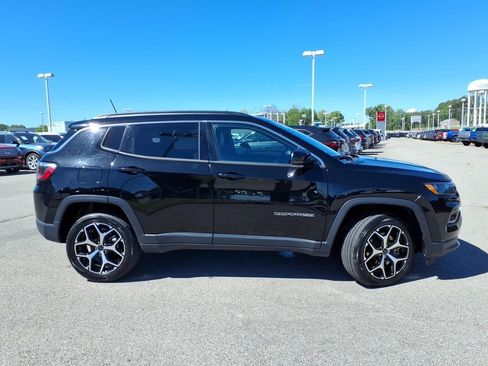 Used 2025 Jeep Compass Limited AWD/4WD image 2
