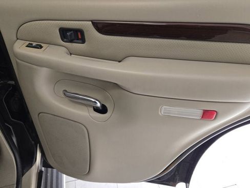 Used 2002 Cadillac Escalade Base AWD image 8