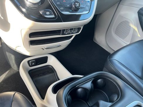 Used 2023 Chrysler Pacifica Touring-L image 25