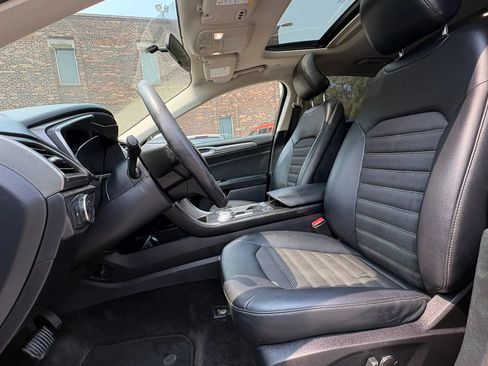 Used 2017 Ford Fusion SE w/ Equipment Group 601A FWD image 2